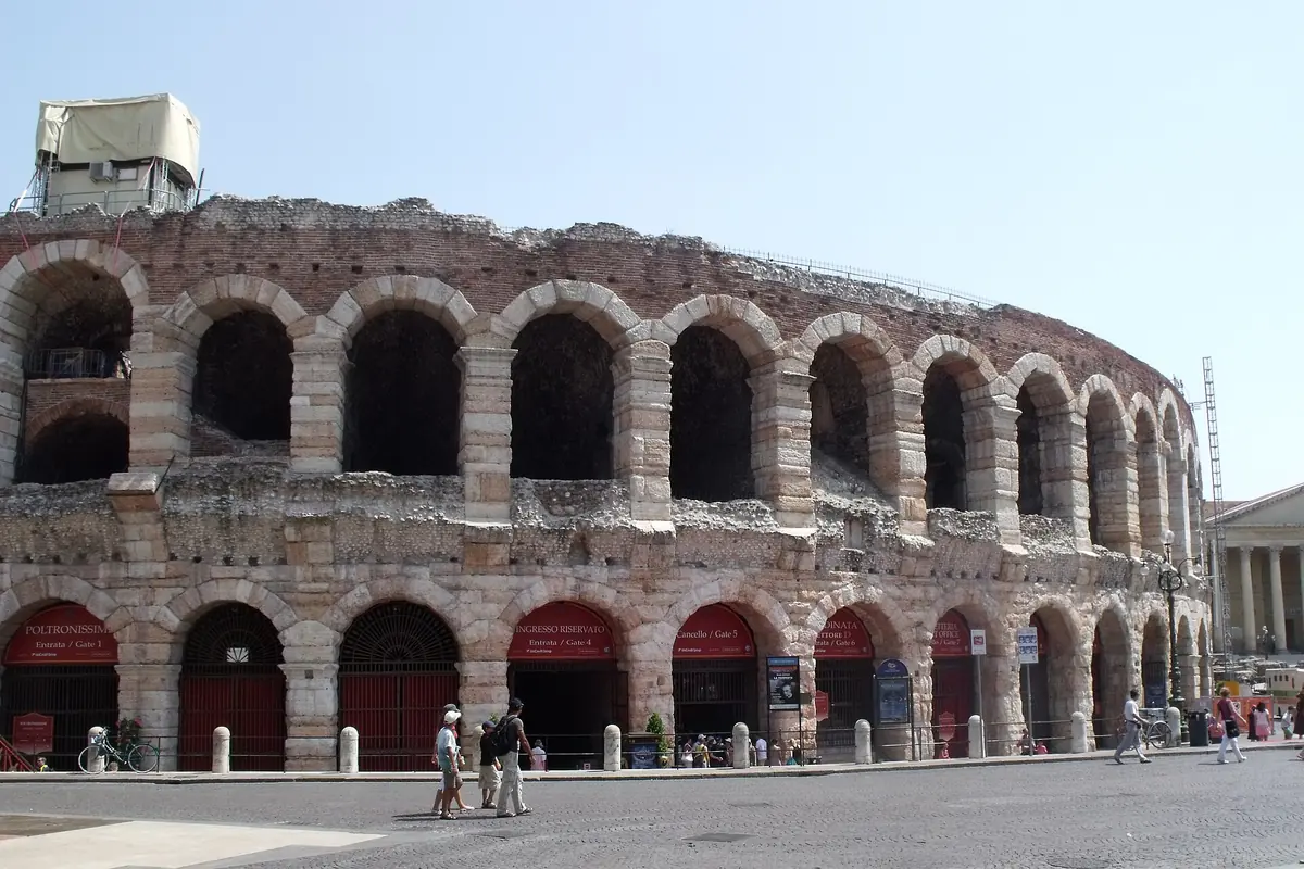 Die Arena von Verona von der Piazza Bra aus gesehen, ein geschwungener Arkadengang römischer Steinbögen
